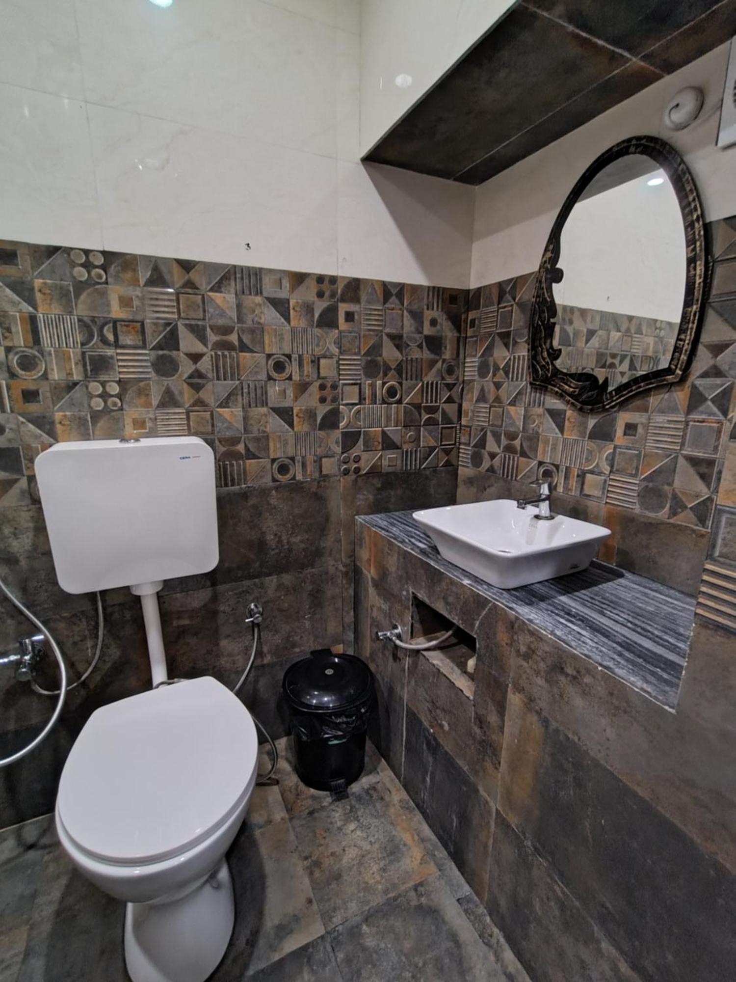 Hotel Mrk Varanasi Luaran gambar